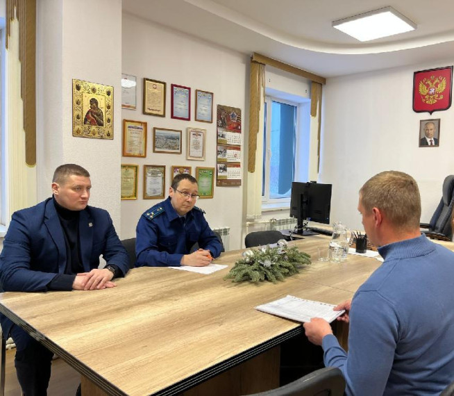 Заместителем прокурора Архангельской области и Ненецкого автономного округа. Заместителем прокурора Архангельской области и Ненецкого автономного округа.